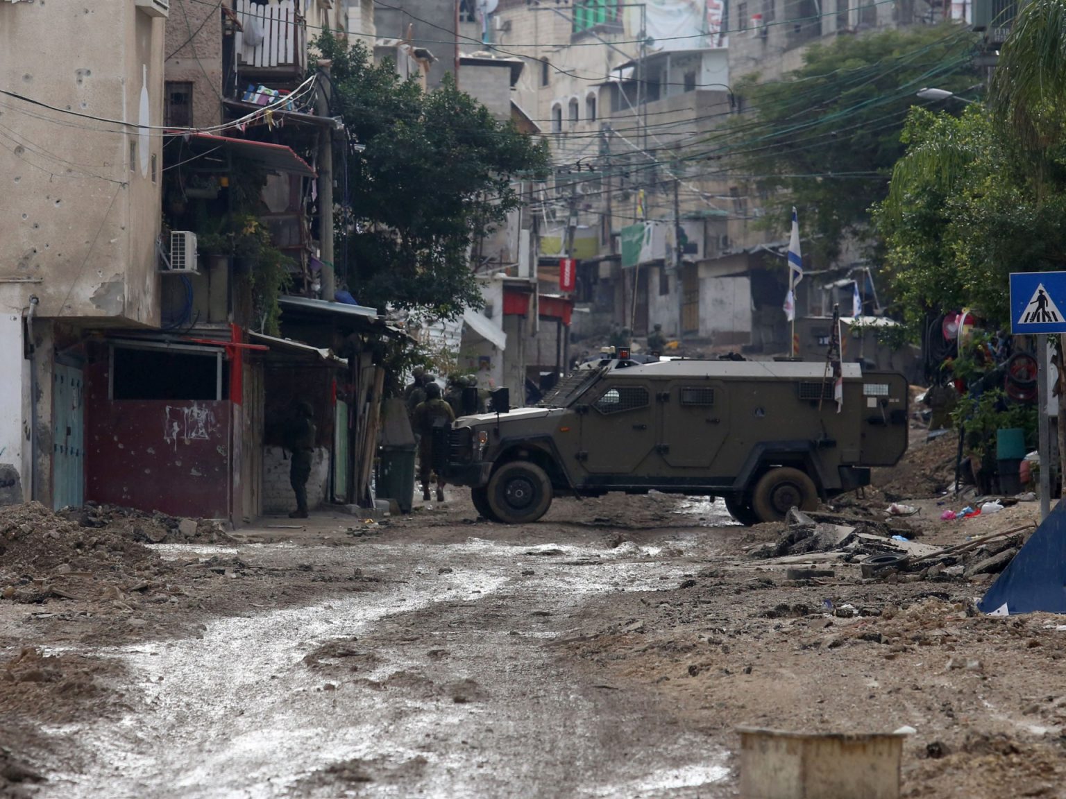 شهيد واشتباكات بالضفة ومستوطنون يضرمون النار في معرض سيارات