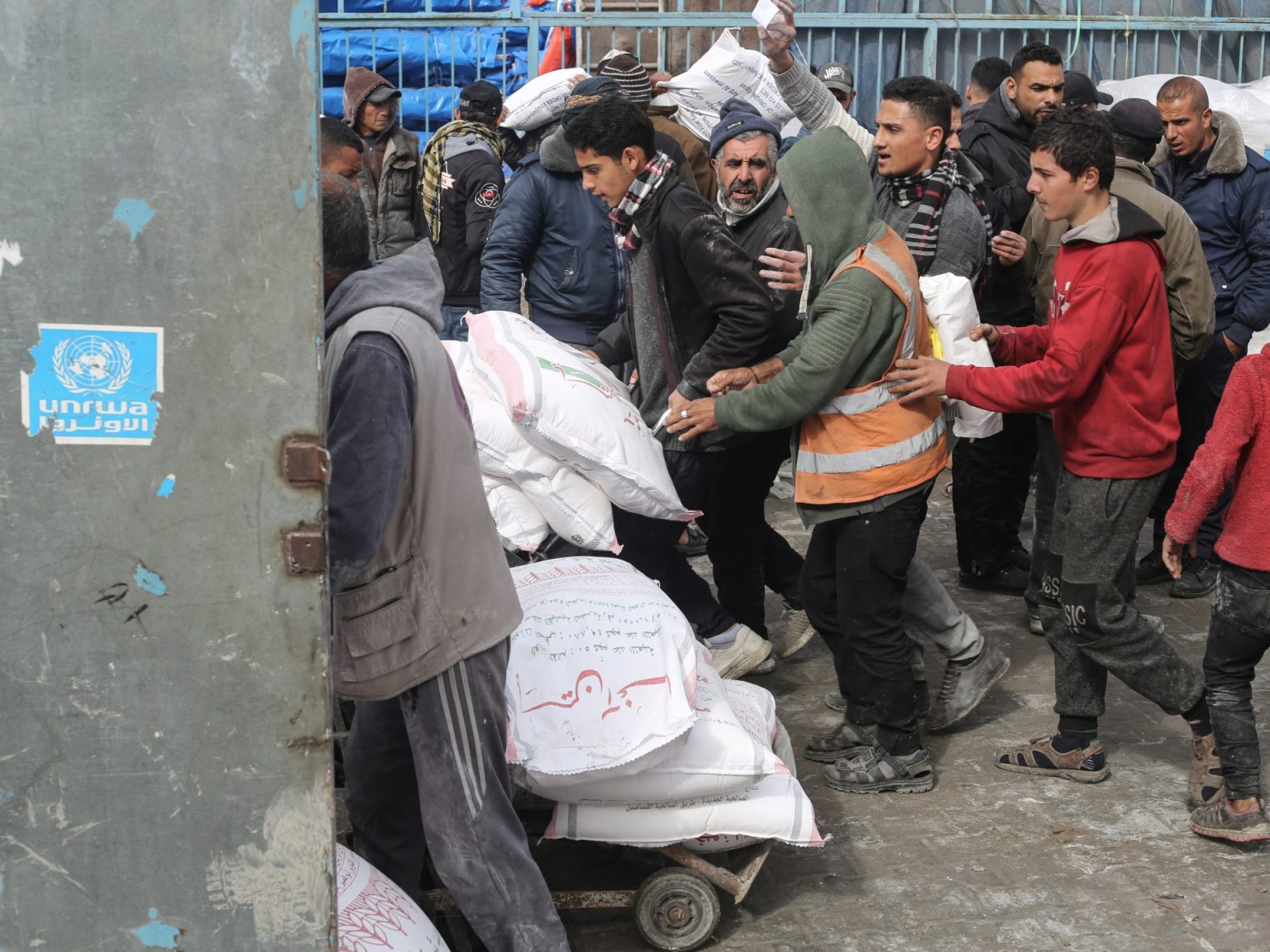 منظمات إغاثية: تعليق تمويل الأونروا يهدد حياة الفلسطينيين