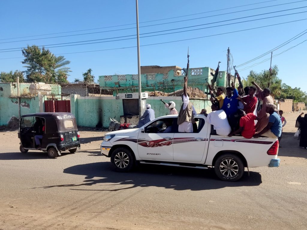 الدعم السريع يهاجم معسكر المدرعات بالخرطوم والجيش يرد بالقصف