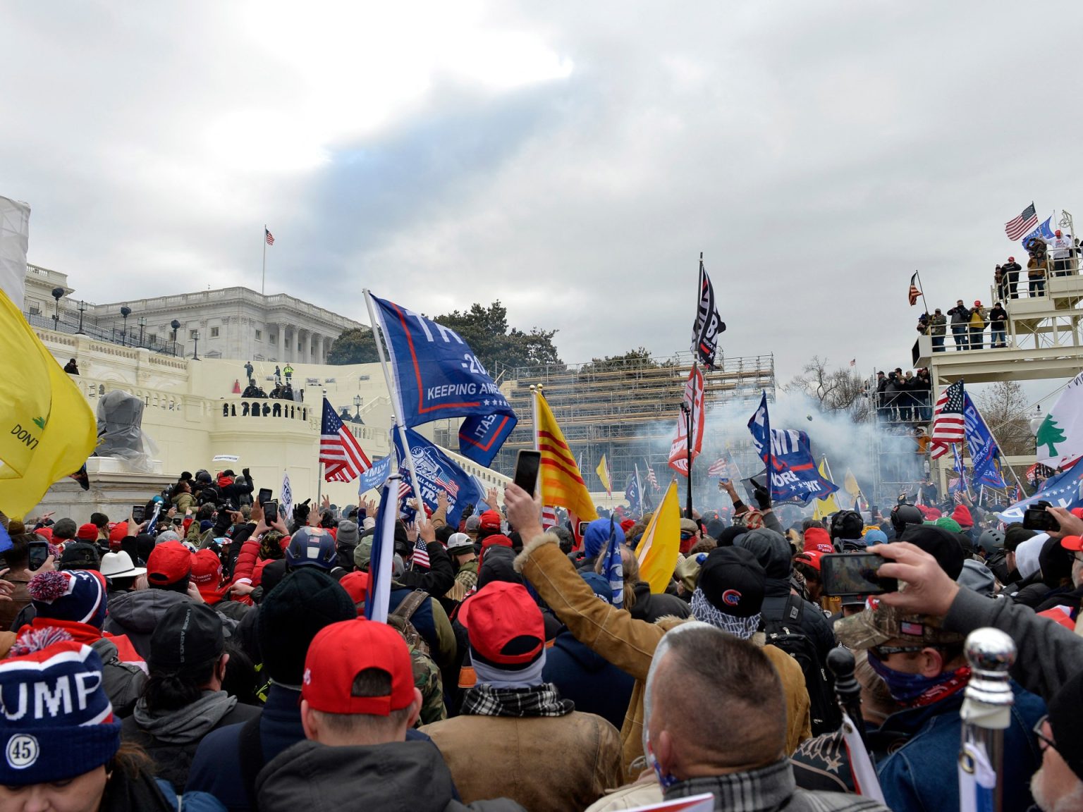 كاتبة بريطانية: فوز ترامب سيؤدي لحرب أهلية ونهاية أميركا