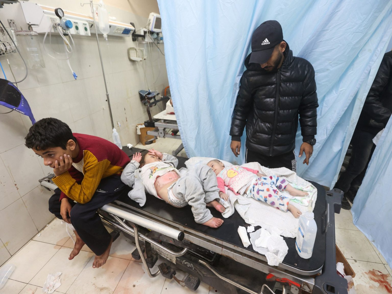 الاحتلال يقصف خان يونس ويستهدف مستشفيي ناصر والأمل