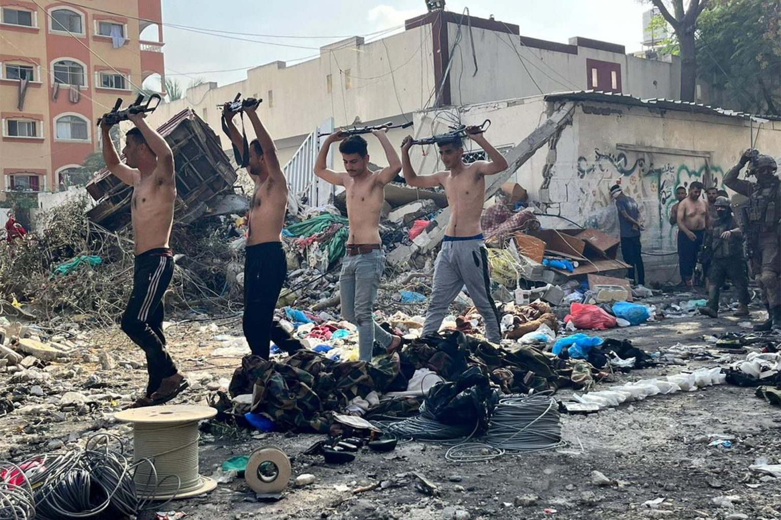 أُطلِق سراحهم وهم عراة.. مسؤول أممي يتهم إسرائيل بإساءة معاملة معتقلي غزة