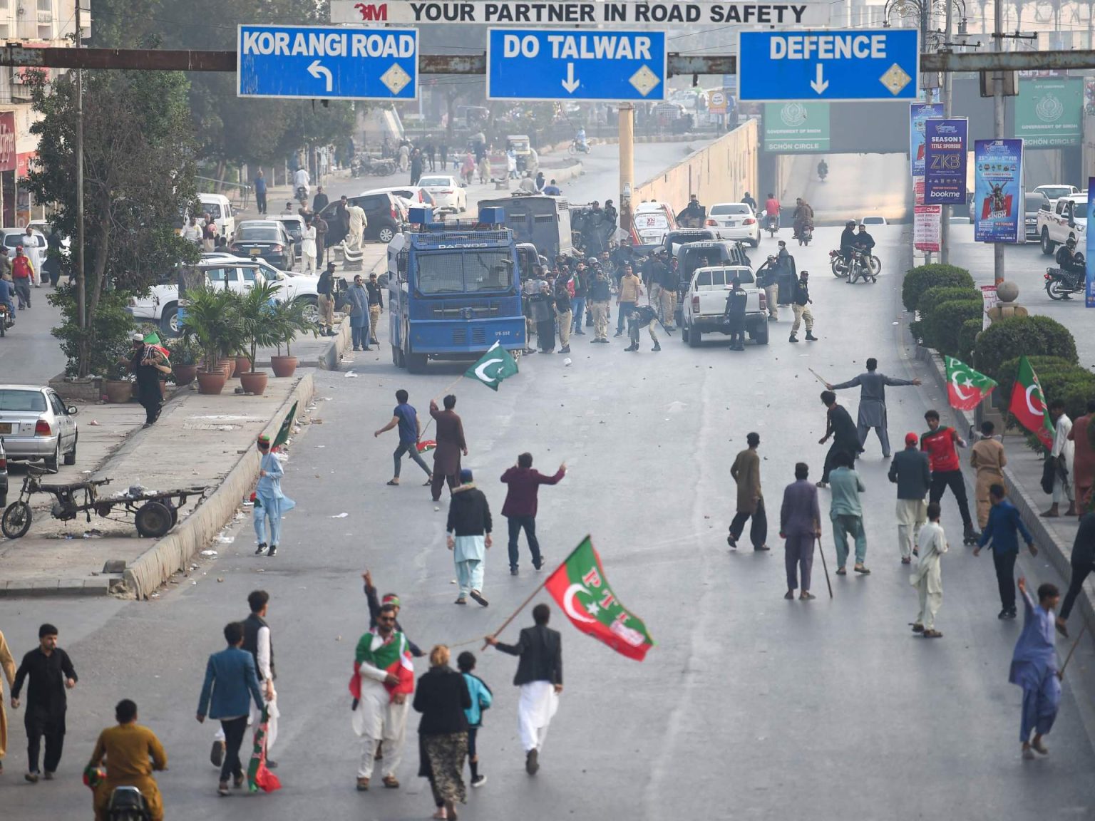 الشرطة الباكستانية تعتقل متظاهرين داعمين لعمران خان مع اقتراب الانتخابات