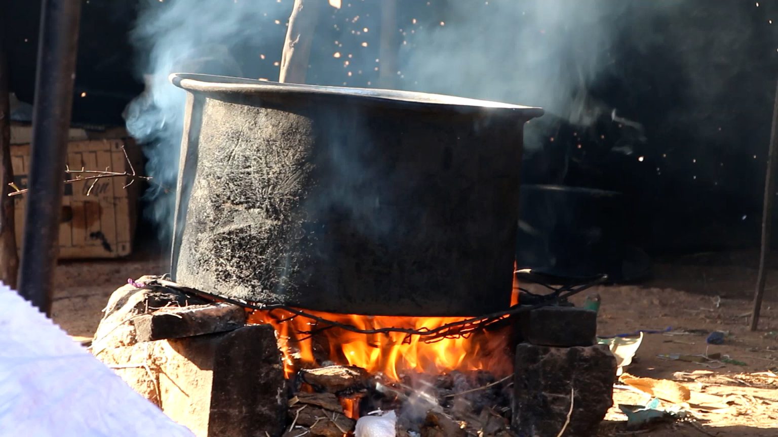 تخفيض دعم الأغذية العالمية.. مليون نازح شمال سوريا في قبضة شتاء بارد