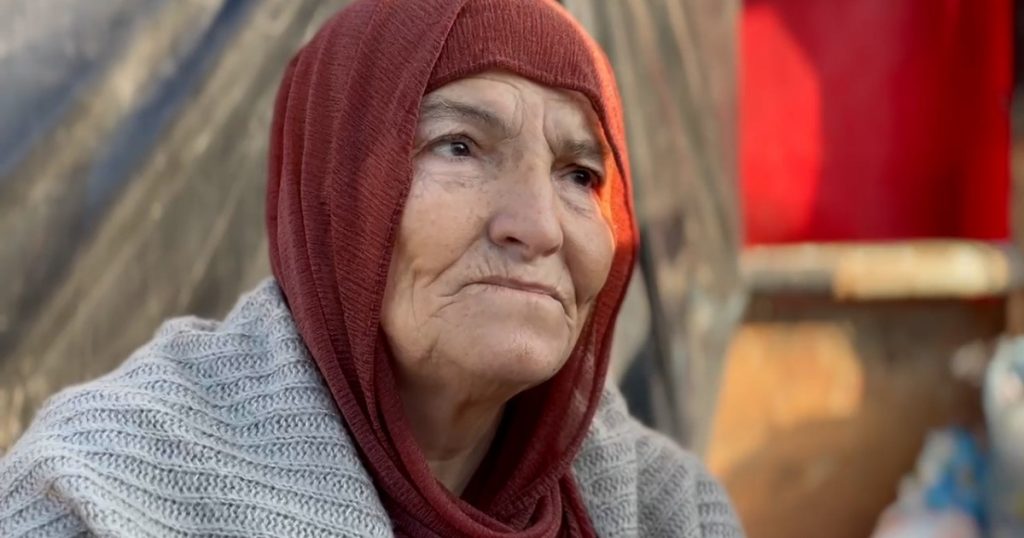 شاهد.. “أريد الموت في أرضي”.. مسنة فلسطينية ترفض التهجير من غزة