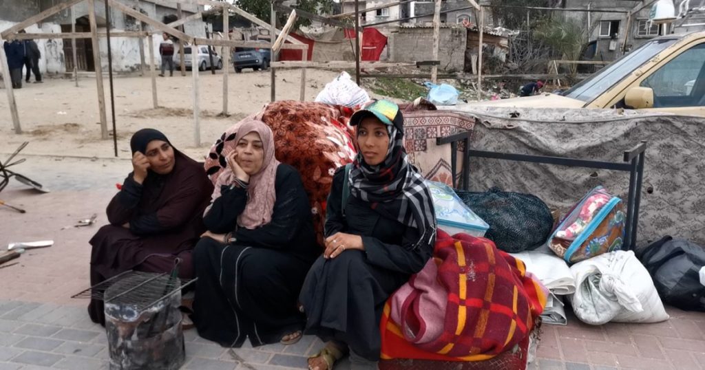 شاهد.. أرصفة شوارع مدينة رفح تعج بالنازحين الفلسطينيين