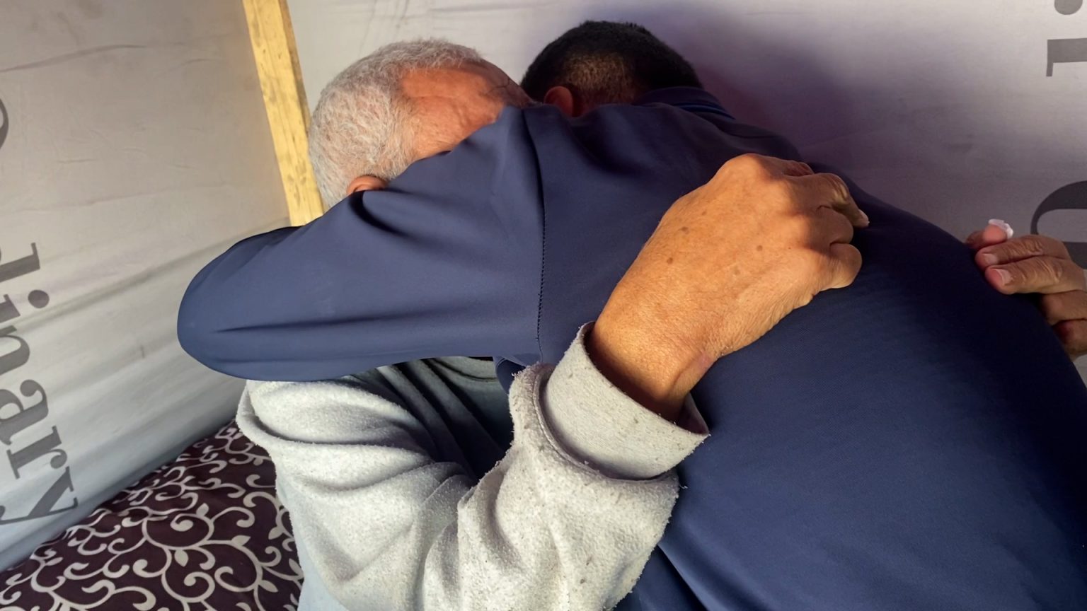 جردوا من ملابسهم وتركوا عرضة للجوع والعطش.. هذا بعض مما تعرض له أسرى فلسطينيون