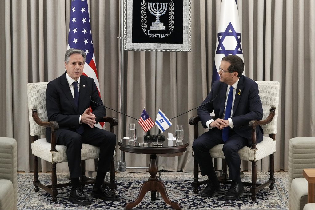 بلينكن يدعو من إسرائيل لإيصال المساعدات لغزة ويلتقي عباس بالضفة