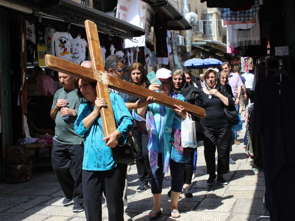 مستوطنان يهاجمان راهبا بالقدس ودعوات لحماية مسيحيي المدينة