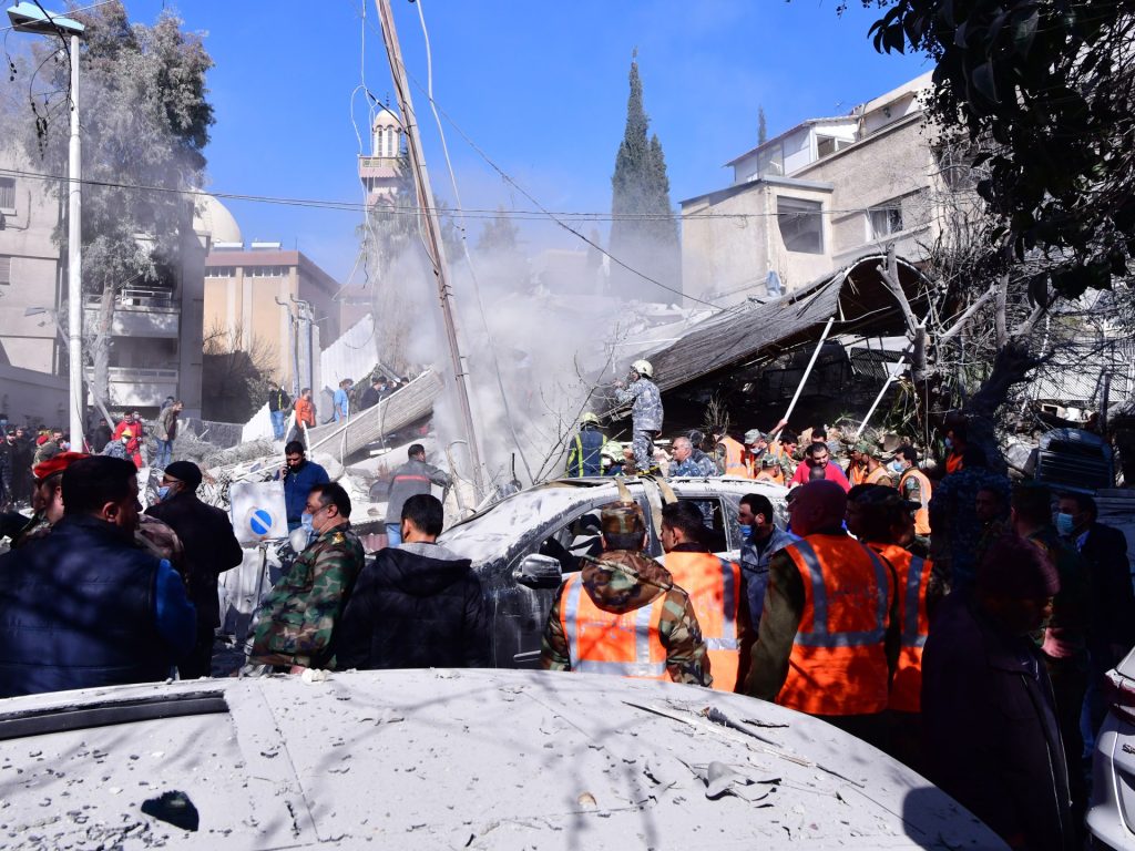 رويترز: إيران تسحب كبار ضباطها من سوريا وتتجه للاستعانة بحزب الله