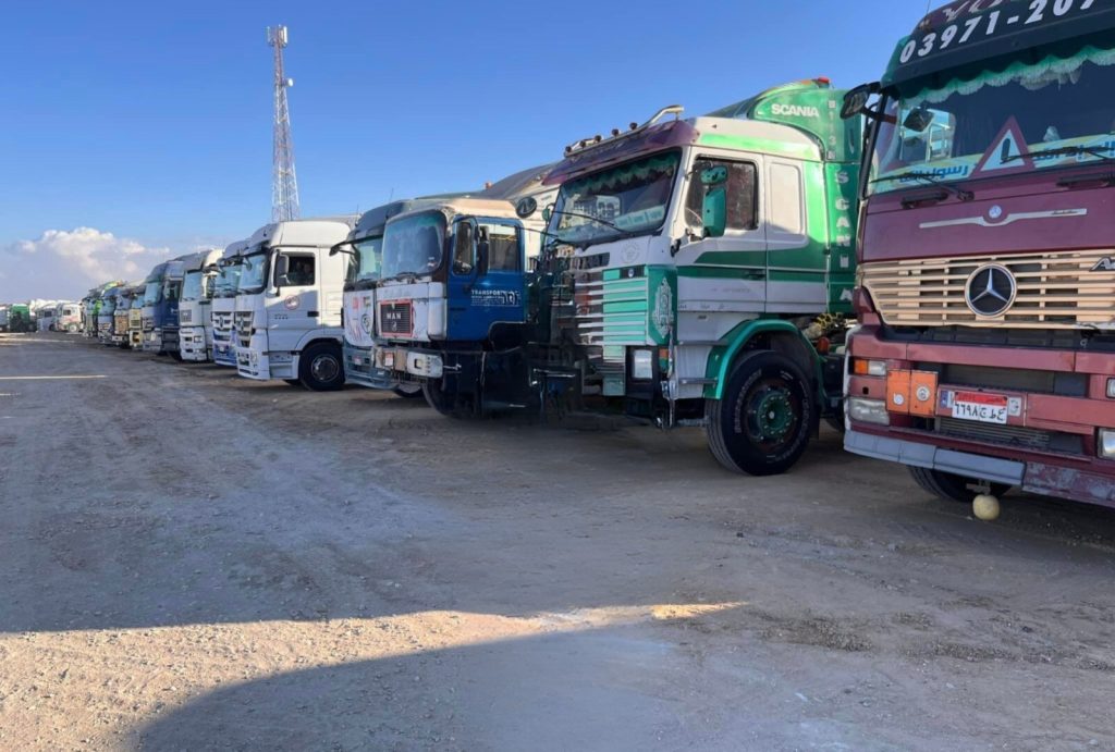 هكذا يتحدى سائقو شاحنات المساعدة لغزة الظروف الصعبة