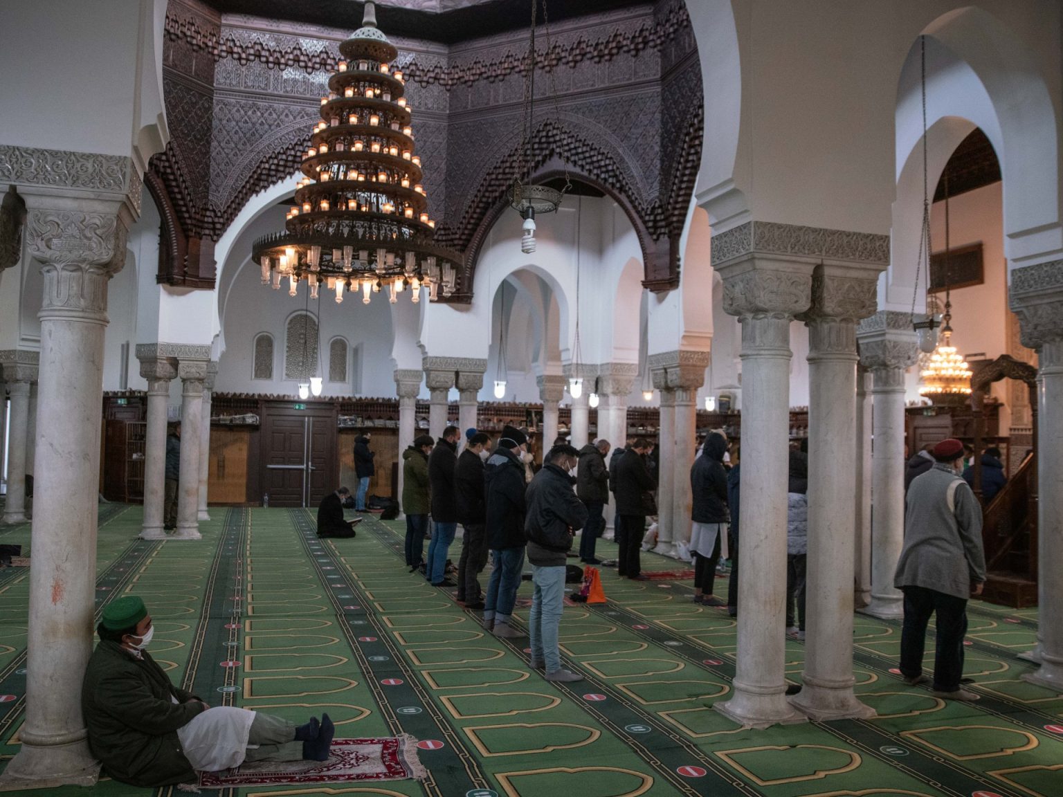 جدل حول وقف استقدام أئمة أجانب إلى فرنسا