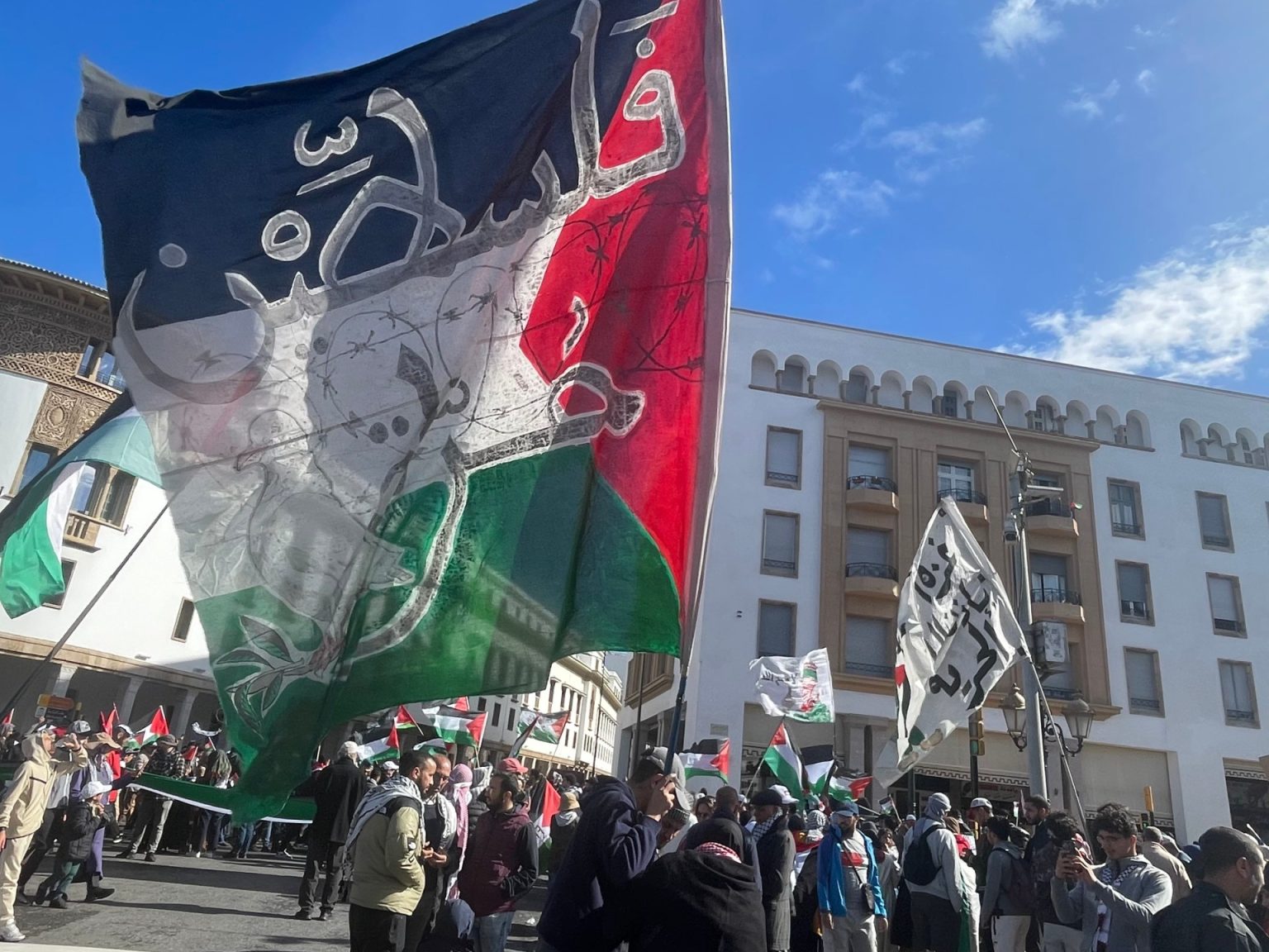 آلاف المغاربة يتظاهرون بالكوفيات الفلسطينية لنصرة غزة