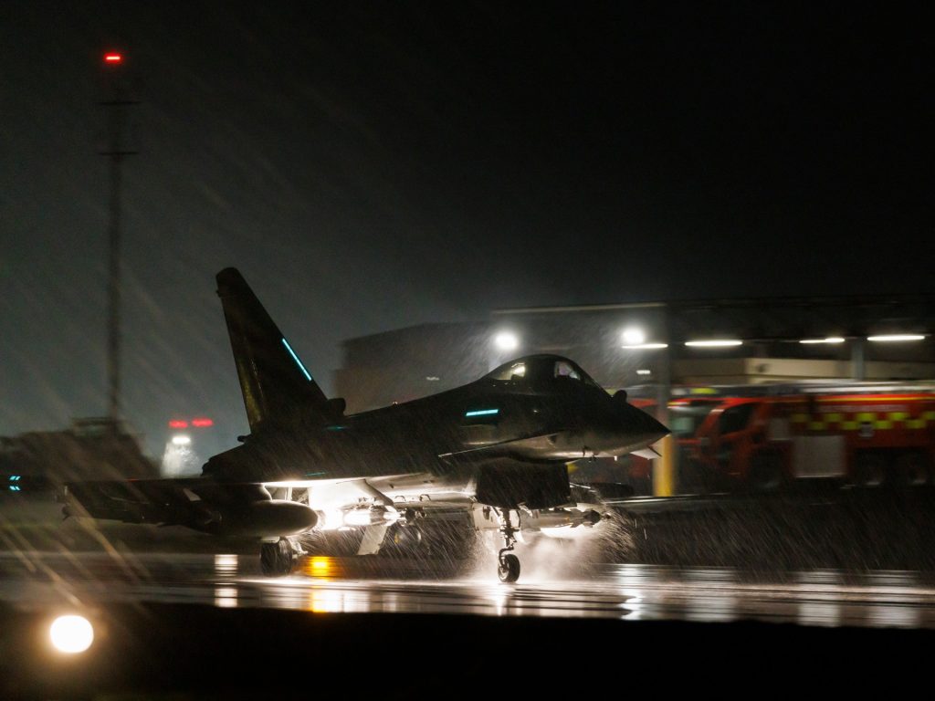 واشنطن ولندن: نفذنا غارات على 36 هدفا للحوثيين باليمن