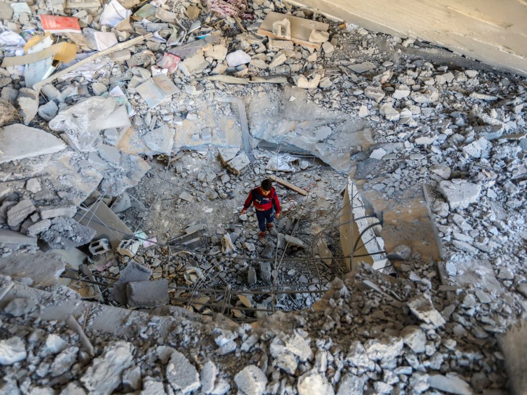 الاحتلال يكثف قصف رفح ومنظمة حقوقية توثق قنصه مدنيين