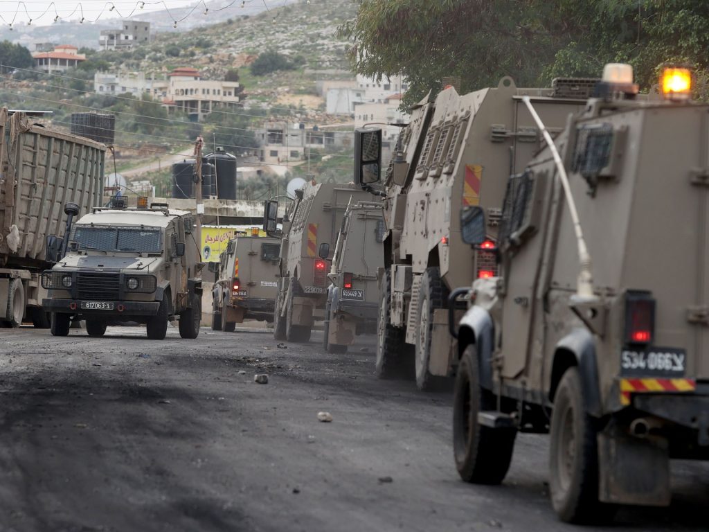 الاحتلال يواصل التصعيد بالضفة ويشن حملة مداهمات واعتقالات