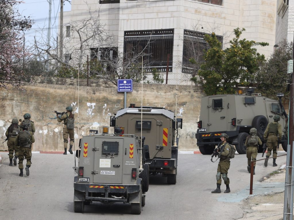 استشهاد أسير في القدس والاحتلال يواصل اقتحام مدن الضفة