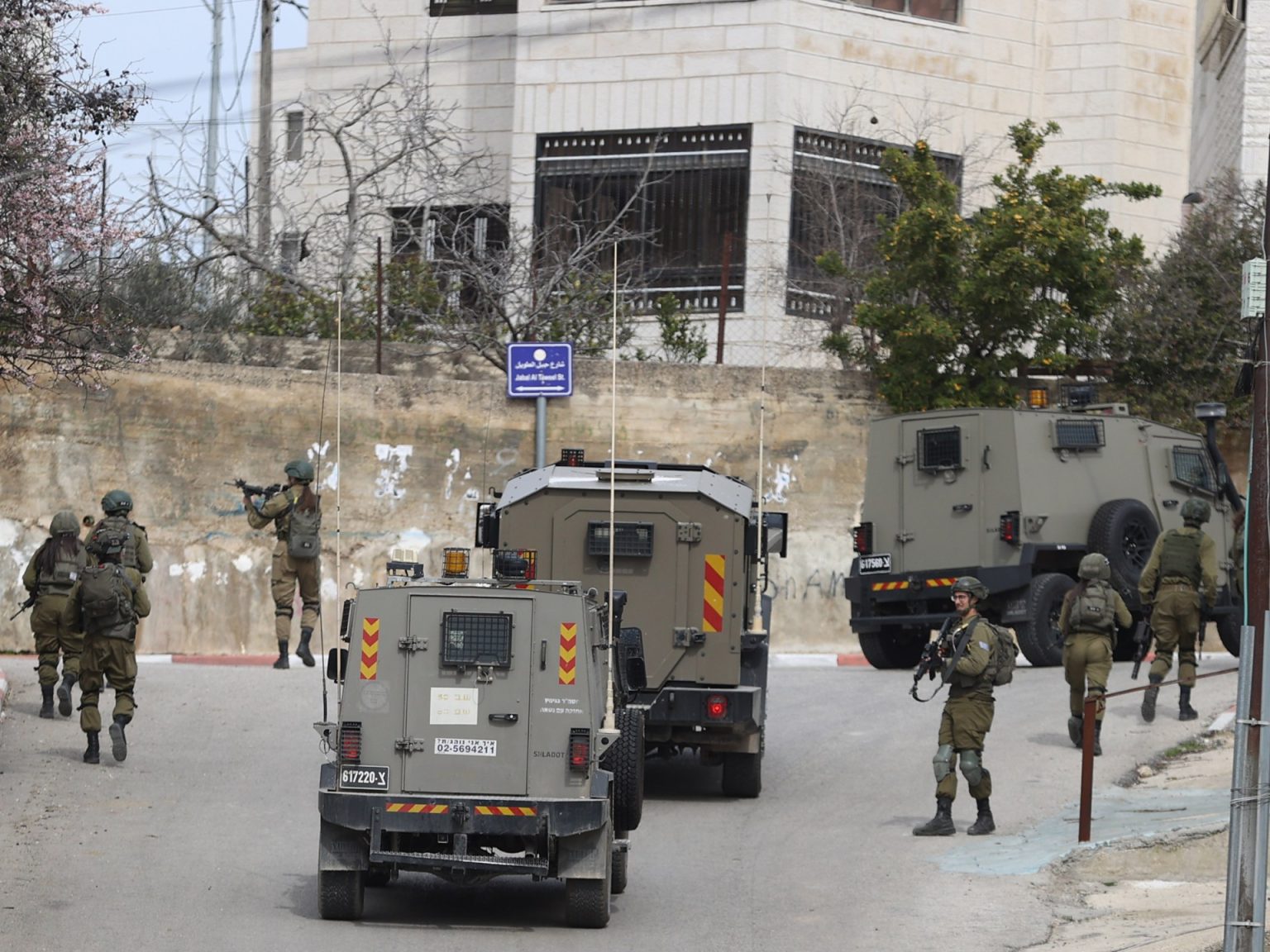 استشهاد أسير في القدس والاحتلال يواصل اقتحام مدن الضفة