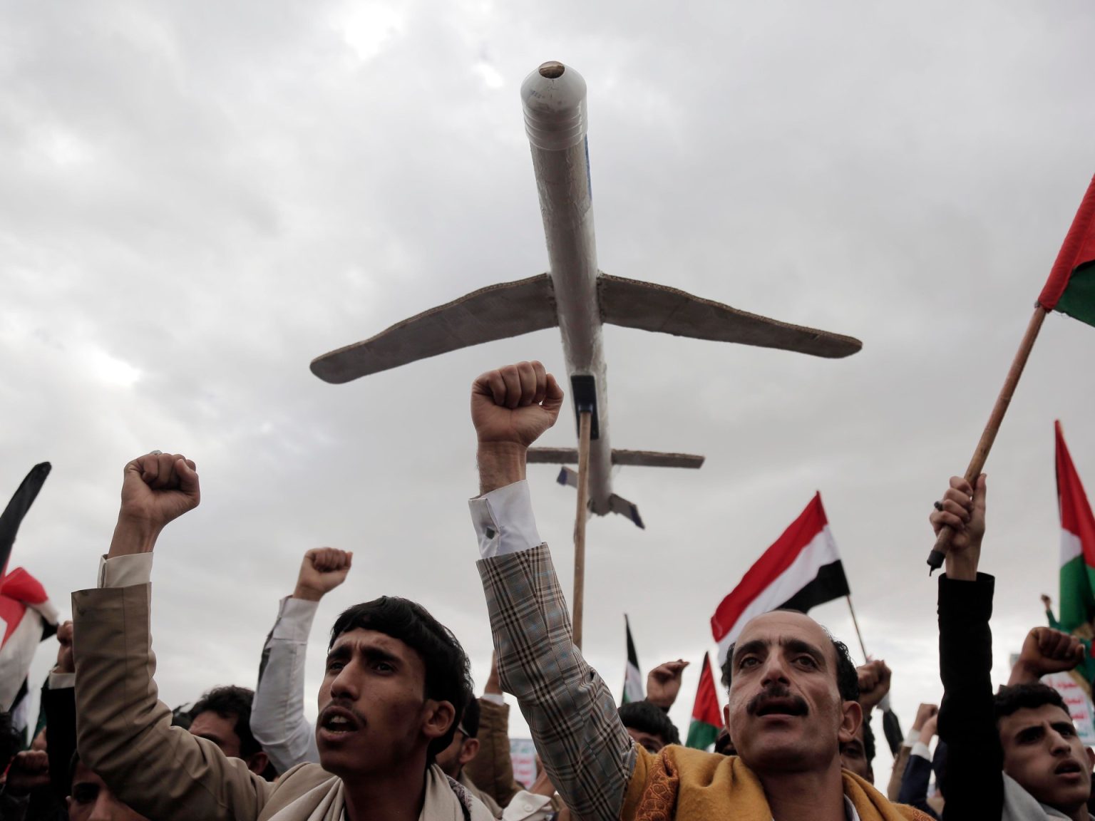 حزب الله والحوثيون يكشفون شروط وقف ضرباتهم لإسرائيل