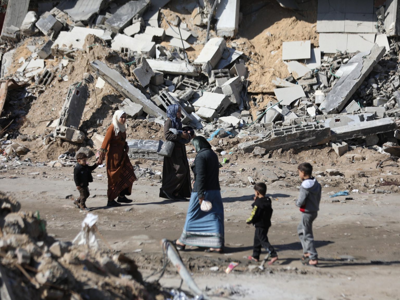 عشرات الشهداء في غارات إسرائيلية على غزة وعالقون تحت الأنقاض