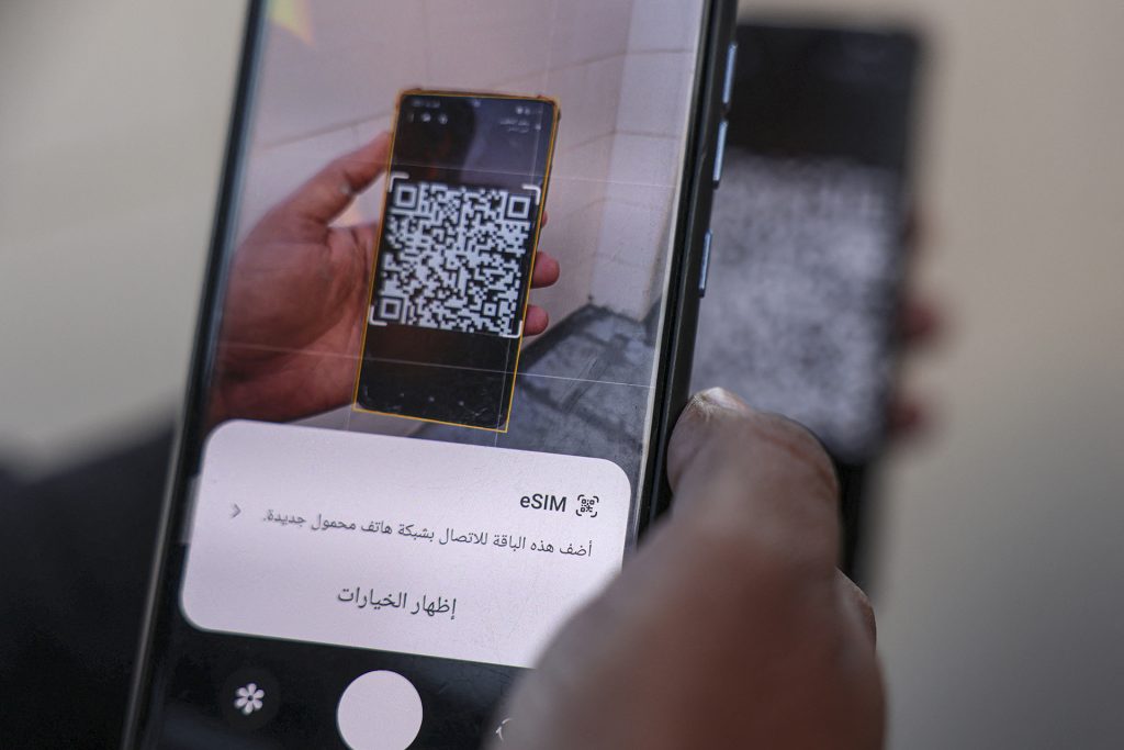 ما الذي تعنيه الشرائح الإلكترونية لسكان غزة؟