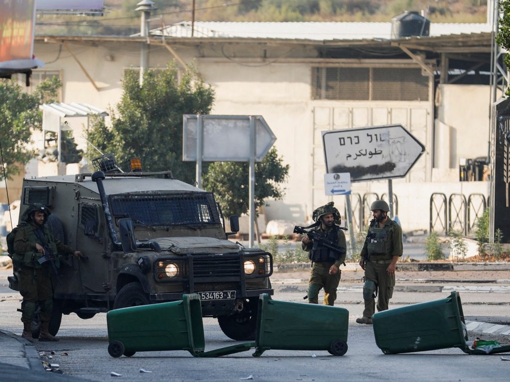 الاحتلال يواصل الاقتحام بمدن الضفة ويمنع الاعتكاف بالأقصى