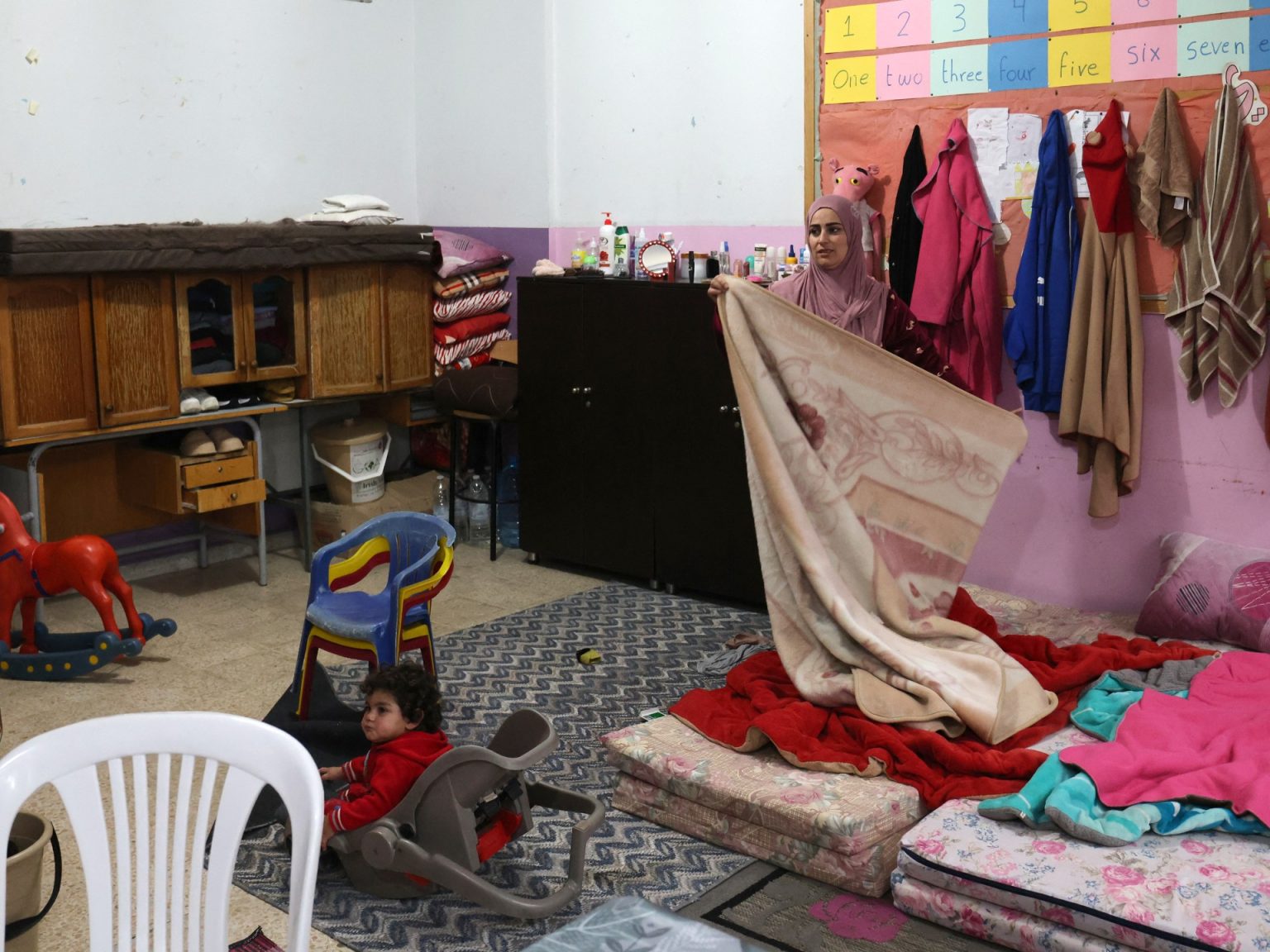 “علينا أن نبدأ من الصفر”.. نازحون بجنوب لبنان دمرت الحرب الإسرائيلية حياتهم