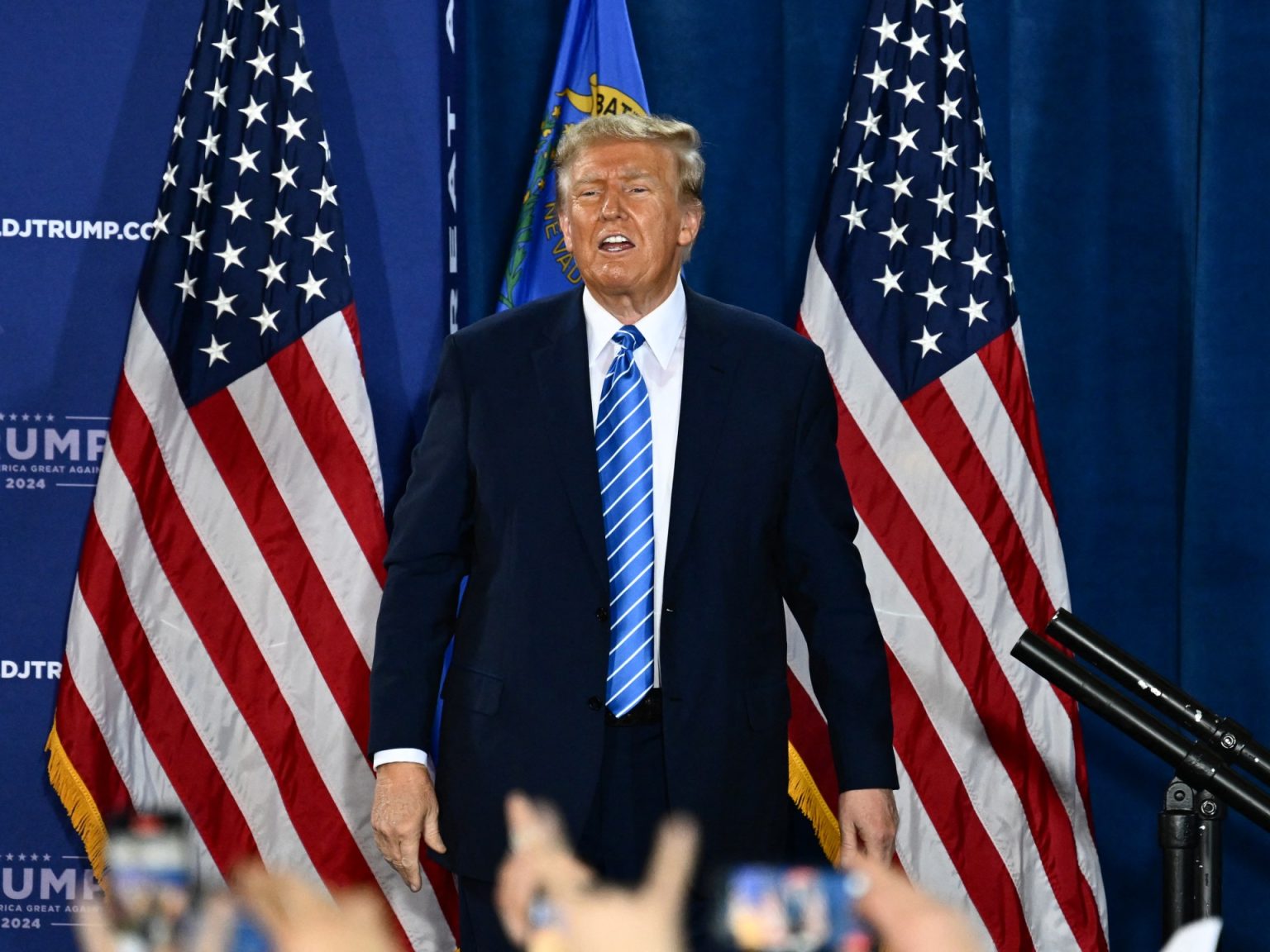 ترامب يدعو الجمهوريين لرفض اتفاق بشأن الهجرة ودعم أوكرانيا