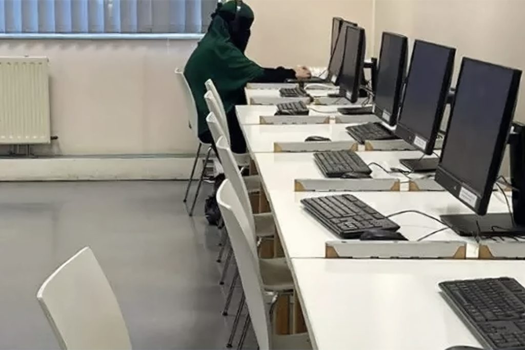 الصلاة والحجاب.. لوفيغارو: حوادث تتزايد في الجامعات تثير القلق في فرنسا