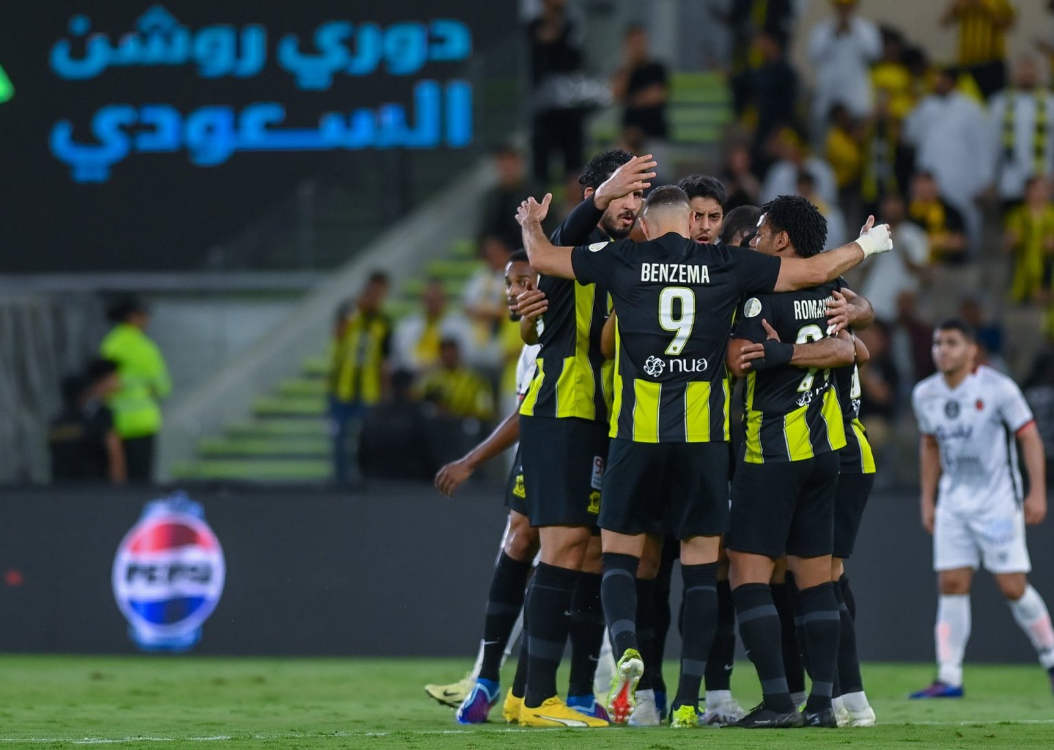 حمد الله يقود الاتحاد للفوز على الرياض في عودة بنزيمة