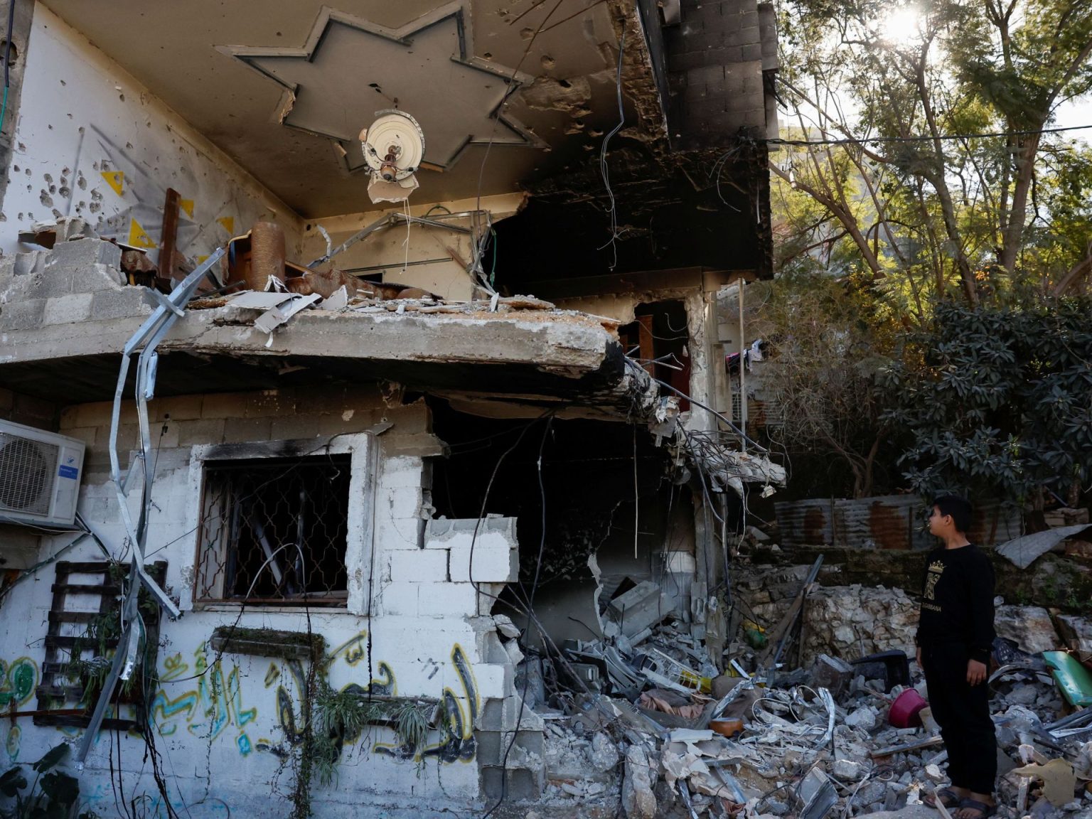 شهيد وجرحى باقتحام قوات الاحتلال مخيم طولكرم والمقاومة تتصدى