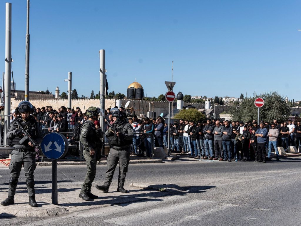 الاحتلال يمنع المصلين من الوصول للأقصى ويعتقل العشرات بالضفة