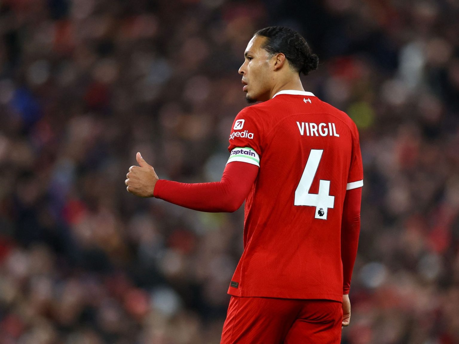 لماذا يرفض فان دايك وضع اسم العائلة على قميصه؟