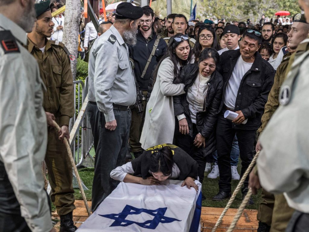 هآرتس: فلبينية وتريدين لابنك الجنسية الإسرائيلية؟ فليلتحق بالجيش!