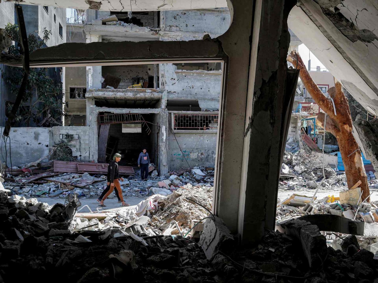 غارات إسرائيلية متفرقة ومعارك مع المقاومة في خان يونس