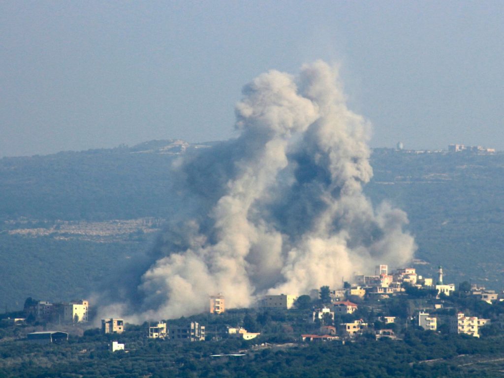 إسرائيل تقصف بلدات بجنوب لبنان وحزب الله يستهدف ثكنات للاحتلال