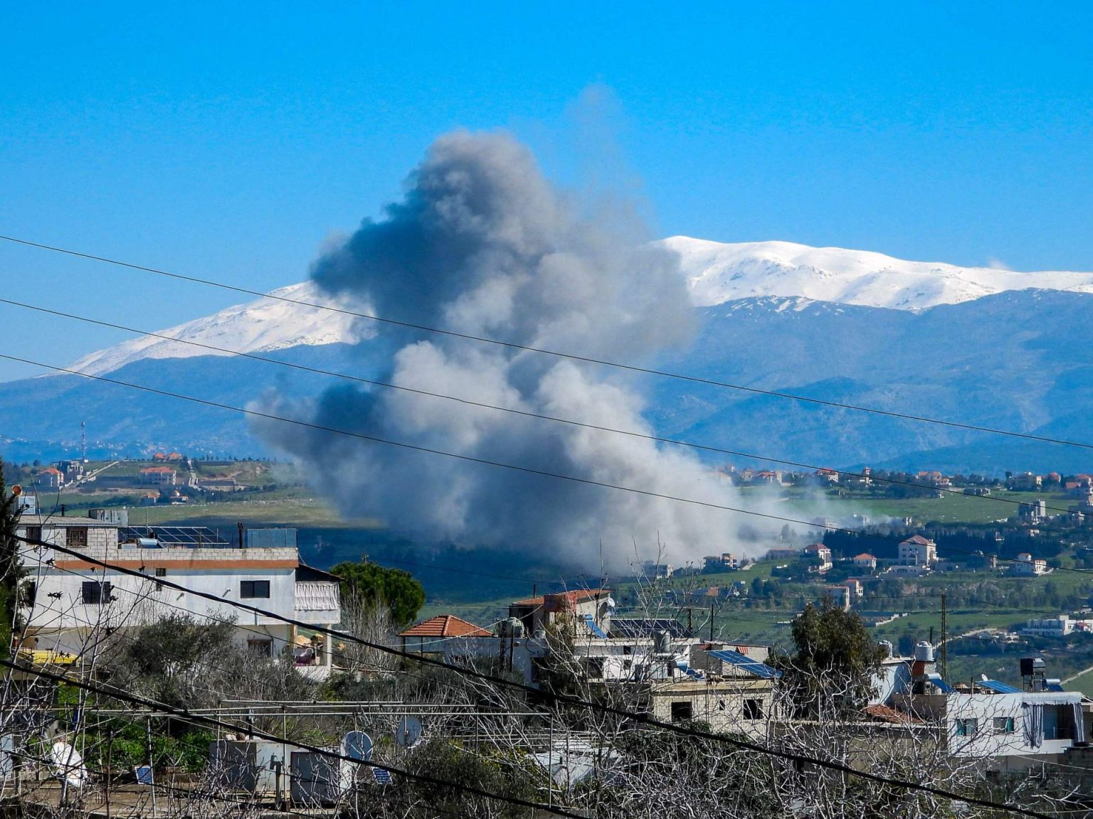 قتلى وجرحى بغارة إسرائيلية على لبنان ونتنياهو يهدد بالتصعيد