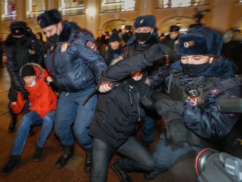 اعتقال العشرات في موسكو خلال مسيرة لزوجات جنود روس