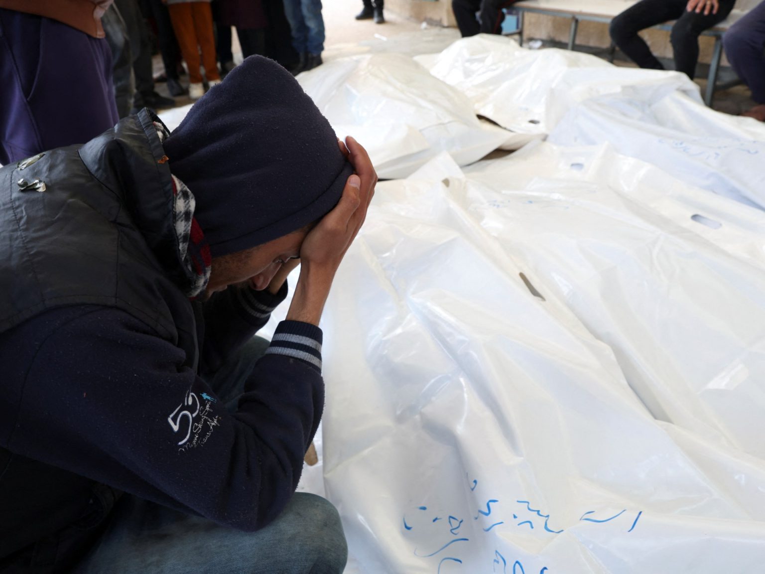 طبيب فرنسي يروي الظروف المأساوية بغزة ويفند السردية الإسرائيلية