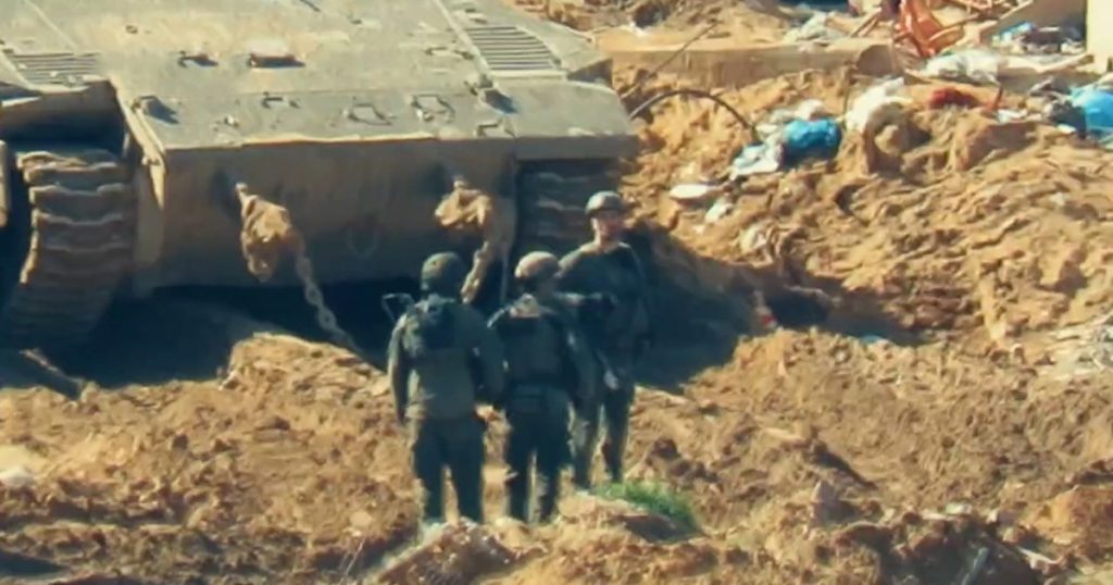 شاهد.. القسام تقنص ضابطا إسرائيليا وتستهدف آليات عسكرية بغزة