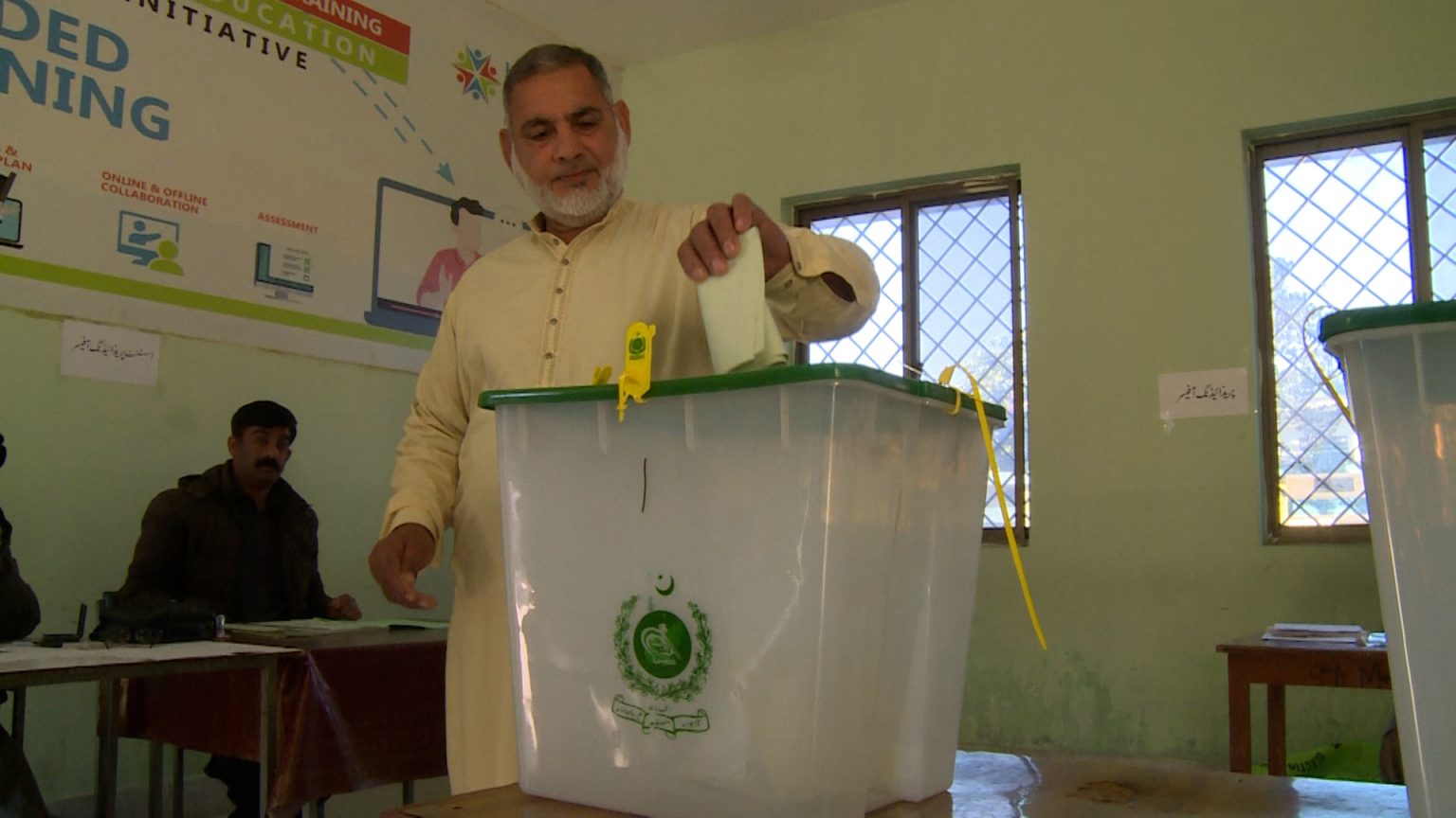 عمران خان الغائب الحاضر في الانتخابات الباكستانية