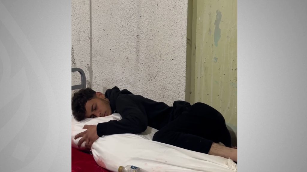 الوداع الأخير.. شاب يحتضن جثمان والدته الشهيدة في رفح