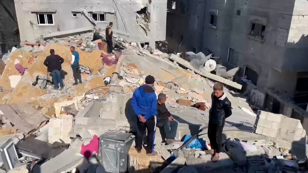 الجزيرة ترصد عملية انتشال جثامين شهداء في حي الشيخ رضوان بغزة