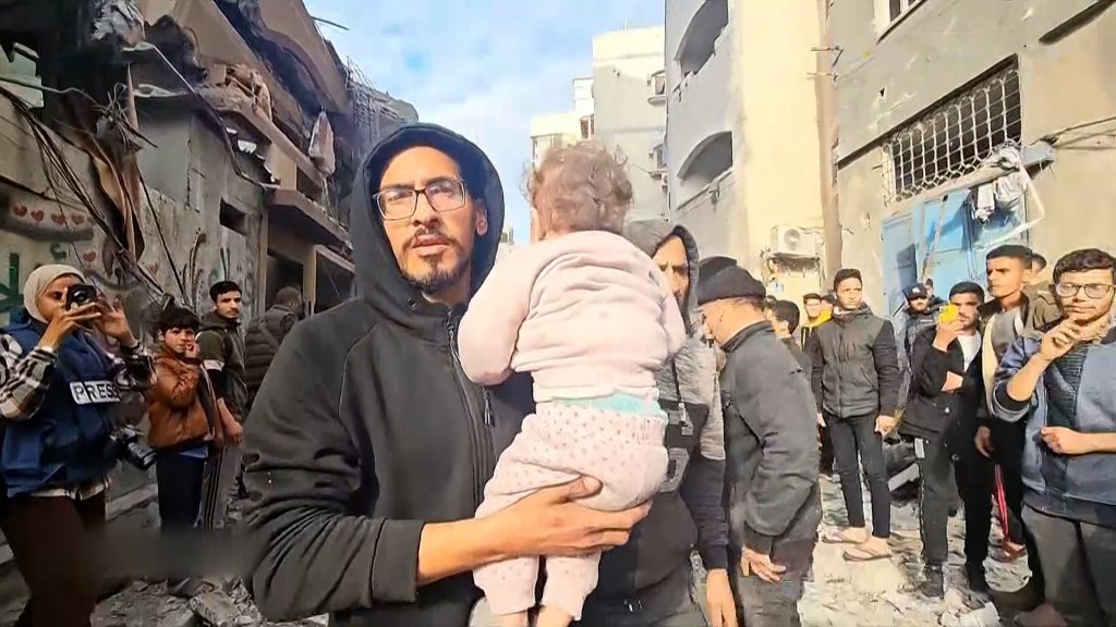 عمليات بحث وإنقاذ عقب قصف إسرائيلي على بيت لاهيا بقطاع غزة