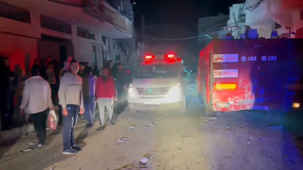 وسط بحث عن مفقودين.. شهداء بقصف إسرائيلي لمنزلين في دير البلح