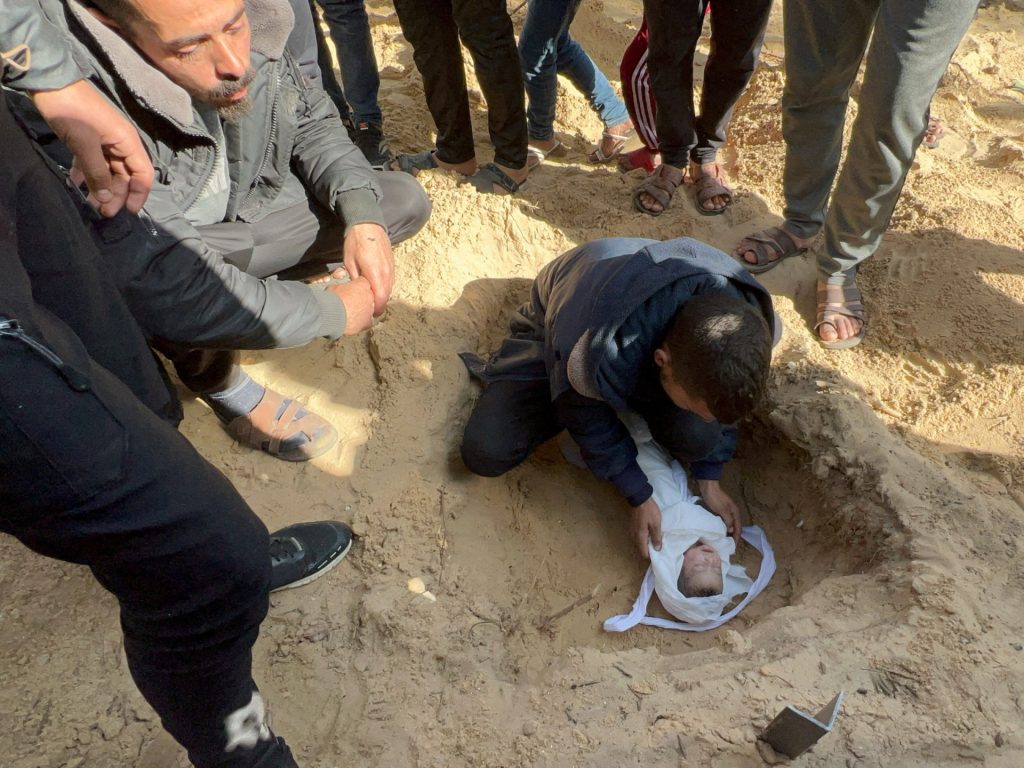 الغارديان: حرب شرسة تشن على أطفال العالم خاصة في غزة