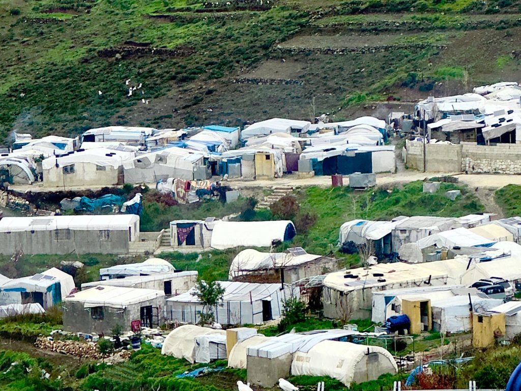 مخيمات الساحل السوري تشكو شُحّ المساعدات ولعنة الجغرافيا