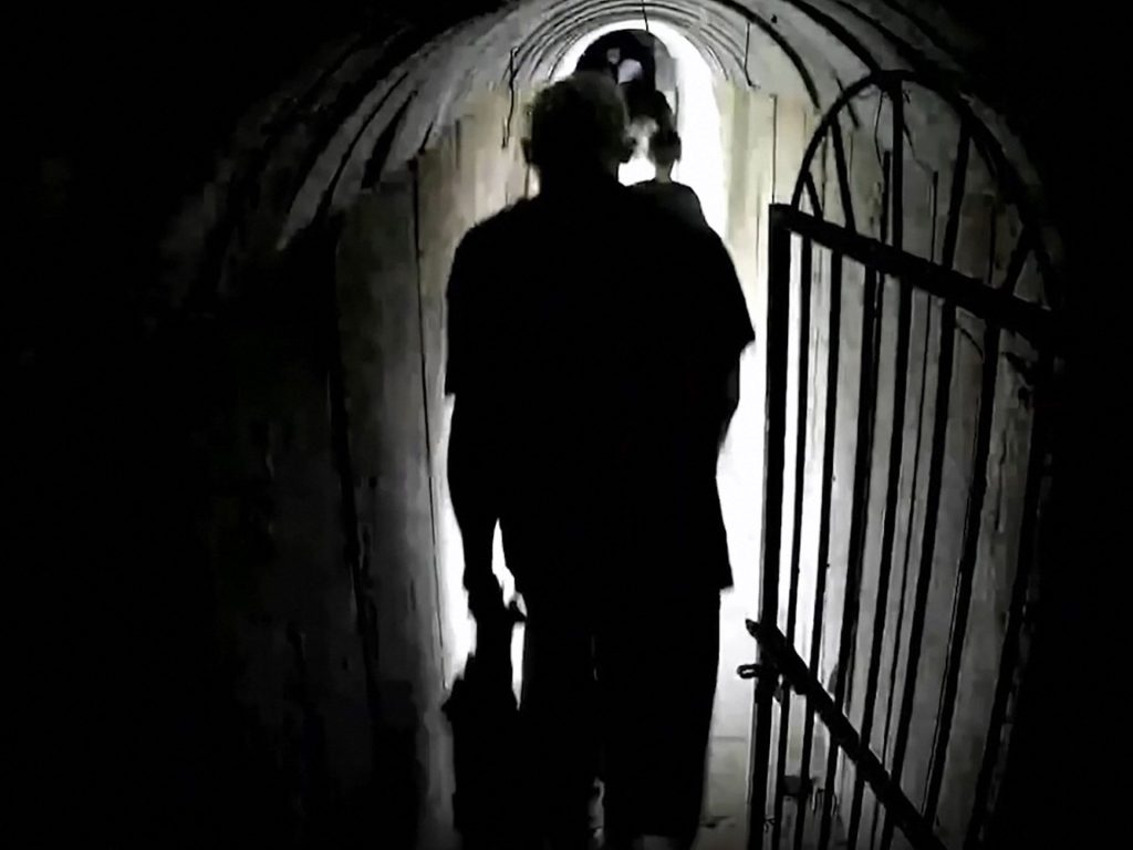 إسرائيل تنشر فيديو تزعم أنه للسنوار داخل نفق بقطاع غزة