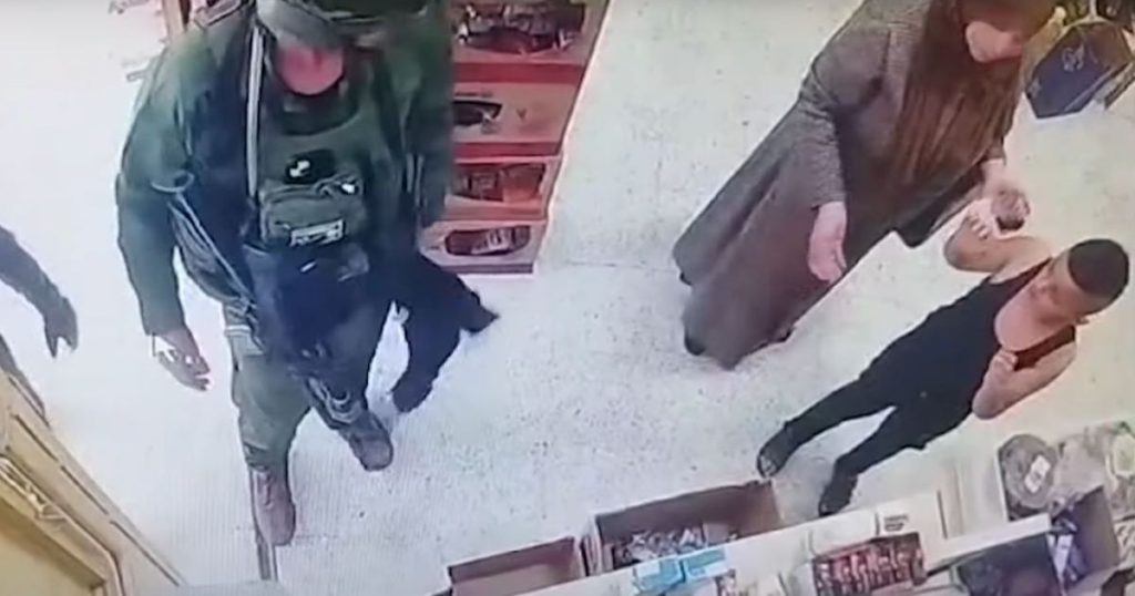 شاهد.. جنود الاحتلال يعتدون على طفل في الخليل ويجبرونه على خلع ملابسه