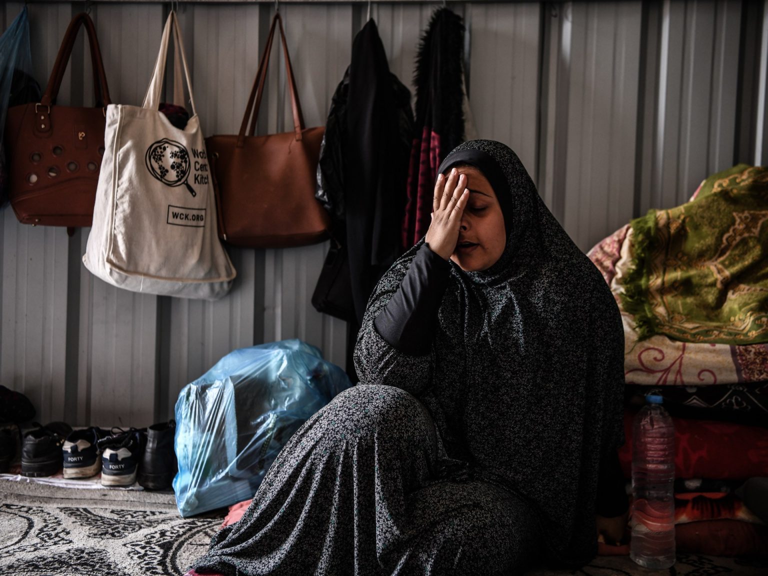 غيبتهم الأنقاض منذ 4 أشهر.. فلسطينية تبحث عن قبر لأبنائها الأربعة